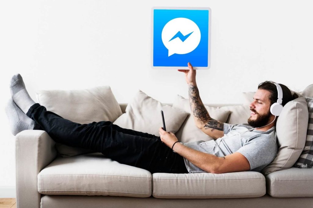 Man using chatbot on Messenger